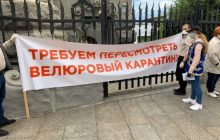 Ресторатори влаштували "літню терасу" біля ОП і вимагають "переглянути велюровий карантин" (фото)