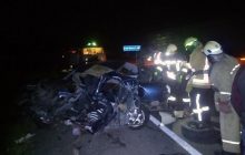 На Дніпропетровщині зіткнулися легковик і вантажівка: тіла двох загиблих діставали із залишків машини