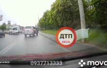 У Києві некерований мікроавтобус зачепив чотири автомобілі і влетів у дерево, є загиблий (відео)