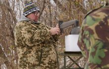 Волонтер Юрій Москаленко: Армія перетворюється в "територію абсурду". У Києві не думають, як полегшити життя бійцеві на передовій, а придумують додаткові навчання, журнали, ярлички. Тому тямущі командири будуть звільнятися