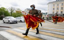 С георгиевскими лентами и портретами дедов: в РФ прошел парад к 9 мая во время эпидемии (фоторепортаж)