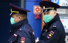 Йшов без маски: мешканка Челябінська побила поліцейського, який зробив зауваження її чоловіку