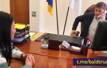 Голова Одеської ОДА злякався запитання журналістки та покликав на допомогу Нацгвардію (відео)