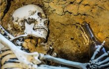 В России нашли скелет человека, сидевшего с бутылкой на диване