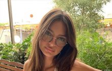 Супермодель Емілі Ратаковскі похвалилася своїми формами на фото без бюстгальтера