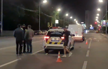 ДТП в Киеве: на пешехода наехали сразу два автомобиля (видео)