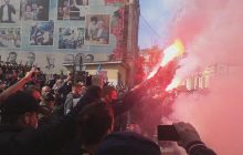 Под столичным СБУ активисты зажгли файеры в поддержку Стерненко (видео)