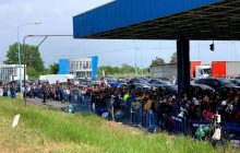 Хаос і довжелезні черги: тисячі охочих повернутися додому штурмують кордон Румунії