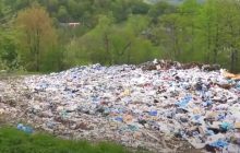В популярном курорте на Закарпатье обнаружили тонны мусора (видео)
