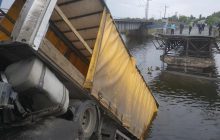 На Днепропетровщине в реку рухнул мост с проезжавшей по нему фурой (фото, видео)