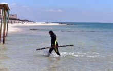 Якорі та кабінки для перевдягання: що дістали з морського дна біля Кирилівки перед початком пляжного сезону (фоторепортаж, відео)
