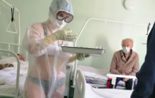 У Росії медсестра одягла прозорий захисний костюм на бікіні та була покарана (фото)