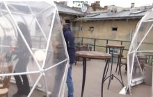 Безпечно та красиво: у Львові ресторан пропонує повечеряти у прозорій кулі на даху (відео)