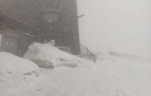 За неделю до лета: в Карпатах идет снег (фото)