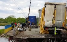 На Дніпропетровщині поряд зі зруйнованим мостом встановлять понтонну переправу (фото, відео)