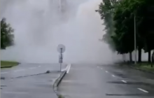 "Фонтан" на радость горожанам": в Киеве прорвало еще одну трубу (видео)