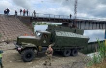 В Днепропетровской области военные строят понтонную переправу рядом с разрушенным мостом (фото, видео)