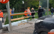 У Києві автомобіль врізався в зупинку, на якій стояли люди (відео)