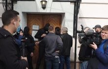 ДБР взяло штурмом музей Гончара через "картини Порошенка" (відео)