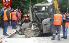 В центре Киева провалился под землю трактор коммунальщиков (фото)