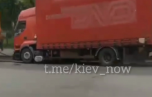 На Лук'янівці асфальт "поглинув" вантажівку - рух перекрито (відео)