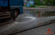 Злива повністю затопила вулицю в Дніпрі (фото, відео)