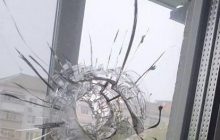 Стрельба в Броварах: пули пробили окна в жилой многоэтажке (фото)