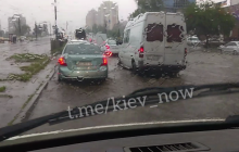 У Києві внаслідок сильної зливи затопило дорогу біля метро Чернігівська