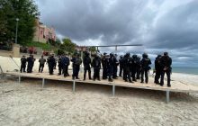 В Одессе произошли стычки между полицейскими и активистами из-за застройки на пляже (фото)