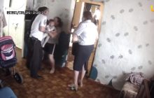 "Віддай дитину, б***ь": у Росії поліція силою вилучила у сім'ї п'ятеро дітей (відео)