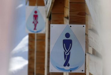 В Ивано-Франковске общественный туалет взял в заложники посетителя