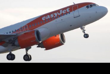 Занадто важкі пасажири: британський лайнер не зміг злетіти через перевантаження (відео)