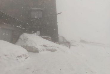 За неделю до лета: в Карпатах идет снег (фото)