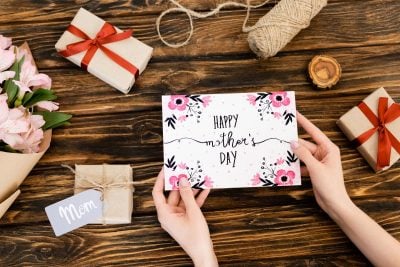 Что подарить маме на День матери: актуальные рекомендации и идеи оригинальных презентов