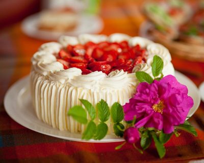 Бисквитный торт с клубникой: пошаговый рецепт
