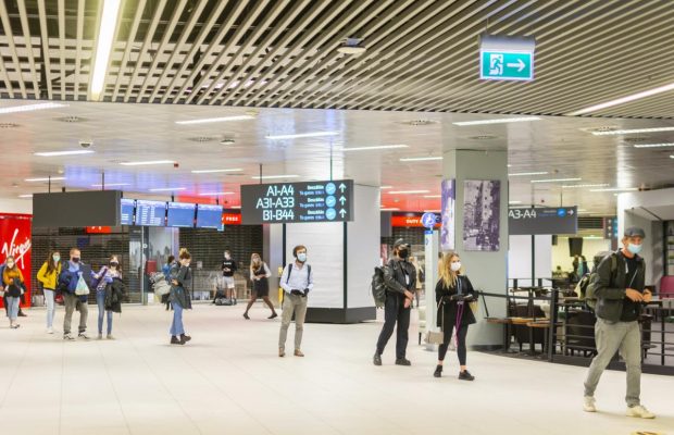 Маски, наклейки и онлайн-регистрация: аэропорт "Будапешт" ввел строгие правила в условиях пандемии (фото)