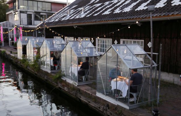 Ресторан в Амстердаме придумал антикоронавирусные романтические кабинки для гостей (фоторепортаж)