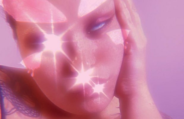 Пишнотіла солістка гурту KAZKA з оголеними грудьми показала, як ніжиться у ванній (фото, відео)