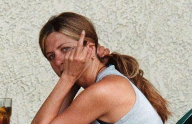 "F*ck off": Дженнифер Энистон показала свое отношение к коронавирусу