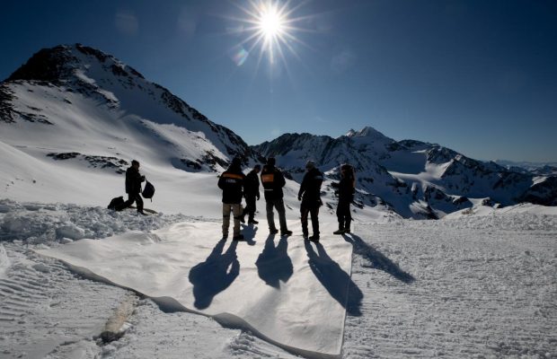 В Австрии ледник накрыли "одеялом", чтобы предотвратить его таяние (фоторепортаж)