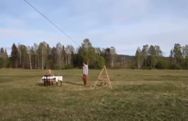 Один в поле: в Швеции во время карантина открыли необычный ресторан (видео)
