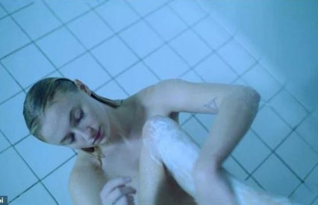 Звезда "Игры престолов" полностью разделась для нового сериала (видео)