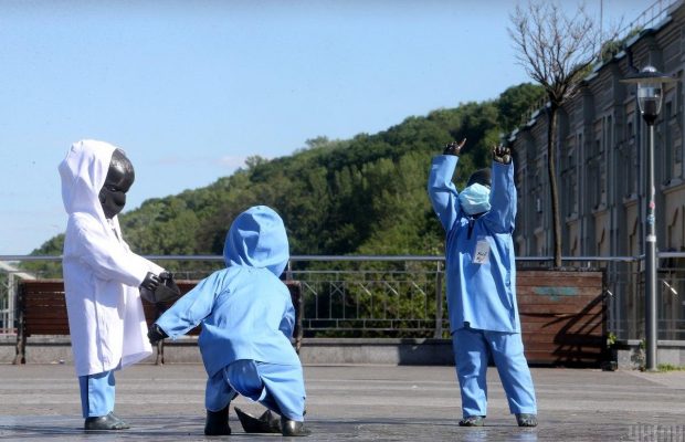В маске и с тестом на коронавирус: скульптурки детей-основателей Киева преобразились в медиков (фоторепортаж, видео)