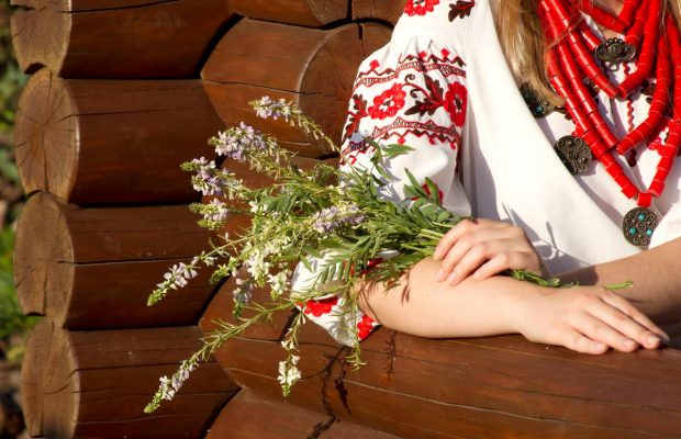 Стильні наряди на весну: стилістка розповіла, у чому зустрічати Великдень (відео)