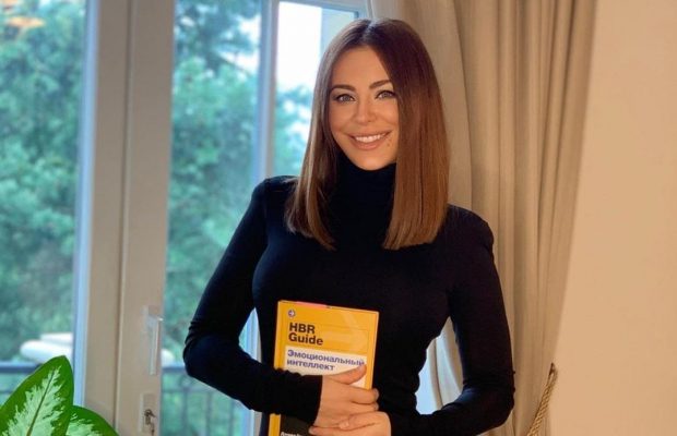 Ані Лорак похизувалася апетитними формами в обтислій сукні та спантеличила запитанням