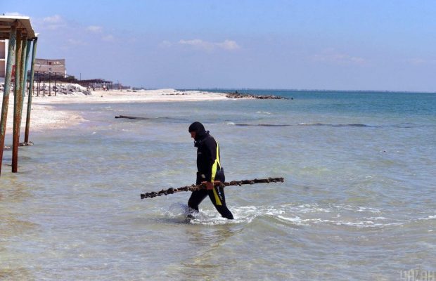 Якоря и кабинки для переодевания: что достали с морского дна возле Кирилловки перед началом пляжного сезона (фоторепортаж, видео)