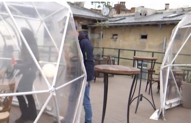 Безопасно и красиво: во Львове ресторан предлагает поужинать в прозрачном шаре на крыше (видео)