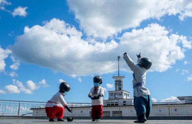 Скульптуры маленьких основателей Киева нарядили в вышиванки (фоторепортаж)
