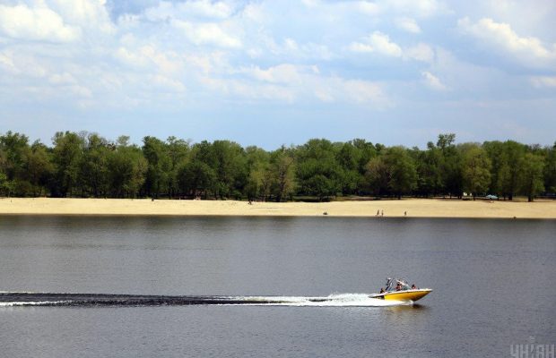 "По сравнению с метро – это небо и земля": врач оценил угрозу заразиться COVID-19 на пляжах