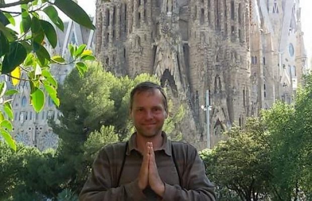 Карантинный "отшельник" Олег Сандецкий: Денег на жилье не осталось, и мы поселились в палатке у подножия Гималаев, на берегу реки Ганг